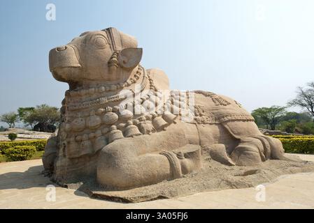 Plus grande sculpture monolithique nandi à Lepakshi, Andhra Pradesh, Inde, Asie Banque D'Images