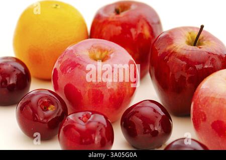 Fruits, pommes, oranges et prunes sur fond blanc, Inde, Asie Banque D'Images