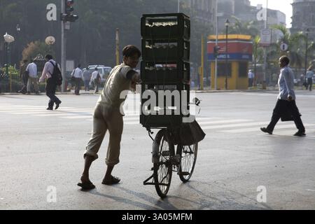 Homme portant des supports sur le vélo, Bombay Mumbai, Maharashtra, Inde NO MR Banque D'Images