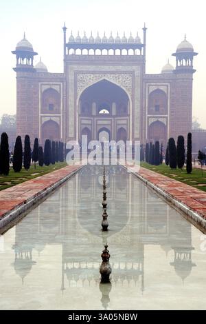 Vue intérieure de la porte d'entrée principale du Taj Mahal, Agra, Uttar Pradesh, Inde, Asie Banque D'Images