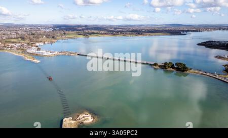 Vue aérienne montrant le pont routier menant à Hayling Island dans le Hampshire, en regardant vers le nord-est Banque D'Images