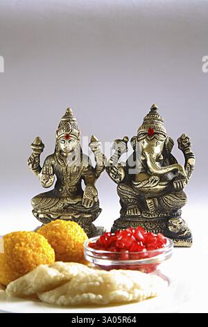 Diwali deepawali festival, shree lakshmi puja avec Dieu ganesh, bonbons offerts, Inde, Asie Banque D'Images
