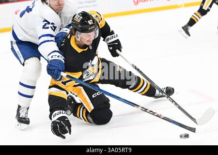 Pittsburgh, États-Unis. 02 mars 2025. Matthew Knies (23 ans), aile gauche des Maple Leafs de Toronto, exerce des pressions sur Rickard Rakell (67 ans), aile droite des Penguins de Pittsburgh, lors de la troisième période de la victoire des Maple Leafs de Toronto en prolongation 5-4 au PPG Paints Arena de Pittsburgh, le dimanche 2 mars 2025. Photo par Archie Carpenter/UPI. Crédit : UPI/Alamy Live News Banque D'Images