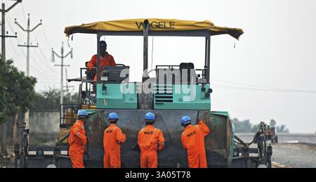 Ouvrier exploitant un finisseur sur un site de contournement, Madras Chennai, Tamil Nadu, Inde 17-juillet-2008 Banque D'Images