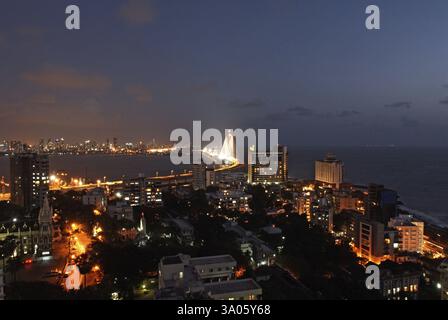 bandra worli illuminé ou rajiv gandhi lien maritime avec bandra bandstand skyline, Bombay Mumbai, Maharashtra Banque D'Images