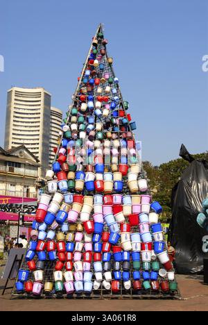 Seaux en plastique et bâtiment de la Bourse de Bombay en arrière-plan au festival d'art Kala Ghoda 2009 Bombay Banque D'Images