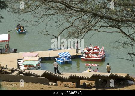 Navigation de plaisance dans la rivière Pykara, district de Nilgiris, Tamil Nadu, Inde, Asie Banque D'Images