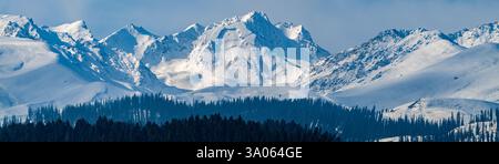 Vue panoramique sur les montagnes enneigées de l'Himalaya. Srinagar, Jammu-et-Cachemire, Inde. Banque D'Images
