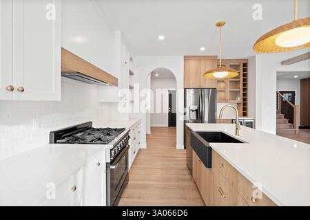 La cuisine dispose d'un poêle noir et d'un évier noir, tous deux de couleur blanche. L'évier est situé au milieu de la cuisine, tandis que le St Banque D'Images