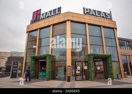 Iasi, Roumanie - 26 décembre 2024 : entrée du Palace Mall dans le centre-ville. Banque D'Images