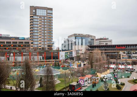 Iasi, Roumanie - 26 décembre 2024 : place centrale de Noël avec Palace Mall et patinoire dans le centre-ville. Banque D'Images