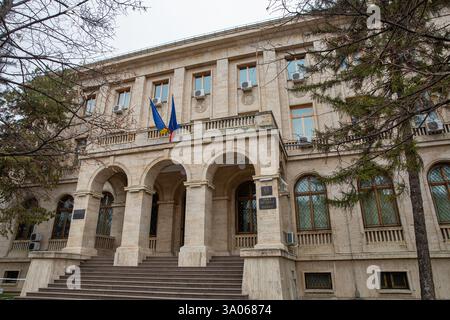 Iasi, Roumanie - 26 décembre 2024 : façade du bâtiment de la Banque nationale de Roumanie. Banque D'Images