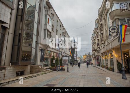 Iasi, Roumanie - 26 décembre 2024 : les gens marchent le long de la rue Alexandru Lapusneanu dans le centre-ville. Banque D'Images