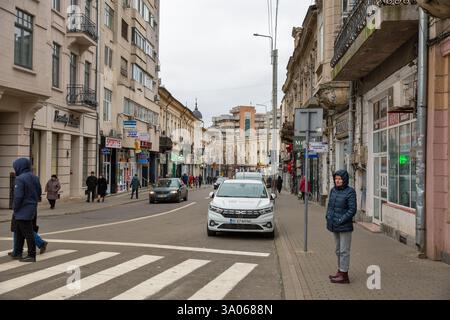 Iasi, Roumanie - 26 décembre 2024 : les gens marchent le 14 décembre 1989 rue dans le centre-ville. Banque D'Images
