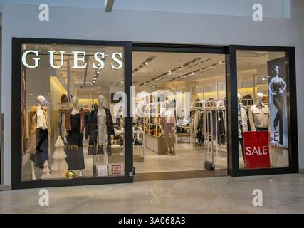 Iasi, Roumanie - 26 décembre 2024 : présentation du magasin de mode Guess au Palace Mall. Banque D'Images
