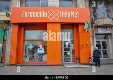 Bucarest, Roumanie - 31 décembre 2024 : chaîne branche de pharmacie aider Net façade dans le centre-ville. Banque D'Images