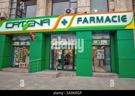 Bucarest, Roumanie - 31 décembre 2024 : succursale de chaîne de façade de pharmacie Catena dans le centre-ville. Banque D'Images