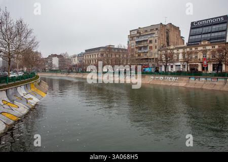 Bucarest, Roumanie - 31 décembre 2024 : paysage urbain avec place de l'indépendance et rivière Dambovita dans le centre-ville. Banque D'Images