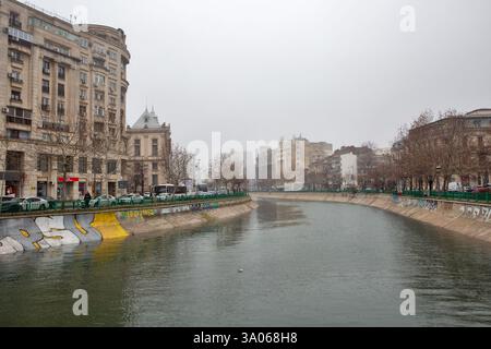 Bucarest, Roumanie - 31 décembre 2024 : paysage urbain avec place de l'indépendance et rivière Dambovita dans le centre-ville. Banque D'Images