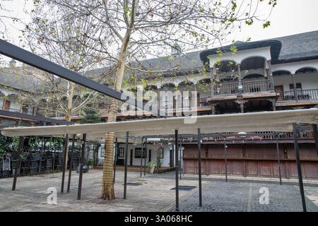 Bucarest, Roumanie - 31 décembre 2024 : Hanu lui Manuc haut restaurant traditionnel roumain patio dans le centre-ville. Banque D'Images