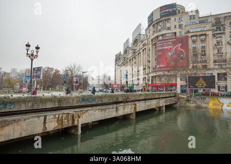 Bucarest, Roumanie - 31 décembre 2024 : paysage urbain avec place de l'indépendance, Union Park et rivière Dambovita dans le centre-ville. Banque D'Images
