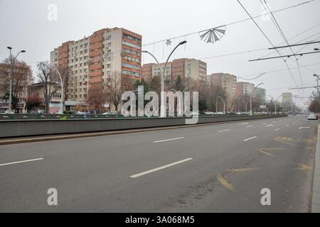 Bucarest, Roumanie - 31 décembre 2024 : Dimitrie Cantemir Boulevard avec tunnel de passage de voiture et logement dans le centre-ville. Banque D'Images