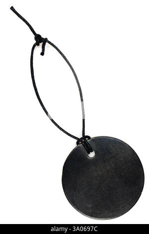 Étiquette de prix ronde noire isolée sur fond blanc. Modèle d'étiquette en carton vierge sur corde Banque D'Images