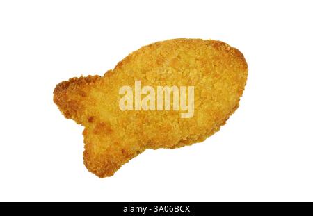 Une viande de poisson frit sous une forme de poisson isolé sur fond blanc Banque D'Images