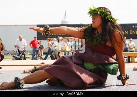 Un membre de la compagnie de danse hawaïenne Halau O Kekuhi se produit au First Americans Festival le 25 septembre 2004 pour célébrer l'ouverture du National Museum of the American Indian à Washington, DC. (Photographie de Jonathan Paul Larsen / Diadem images) Banque D'Images