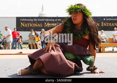Un membre de la compagnie de danse hawaïenne Halau O Kekuhi se produit au First Americans Festival le 25 septembre 2004 pour célébrer l'ouverture du National Museum of the American Indian à Washington, DC. (Photographie de Jonathan Paul Larsen / Diadem images) Banque D'Images