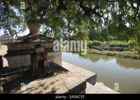 Ghat ou volée d'escaliers menant à une rivière karha au village de Sasvad, taluka Purandar, district de Pune, Maharashtra, Inde, Asie Banque D'Images