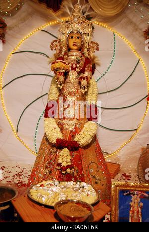 Gavar Gangaur grandeur nature avec bijoux en or pur, Jodhpur, Rajasthan, Inde, Asie Banque D'Images