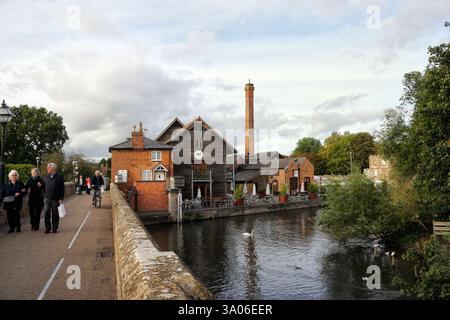 Pont tramway et restaurant Cox's yard à Stratford upon Avon, Angleterre, passerelle piétonne River Avon de grade II classée Banque D'Images