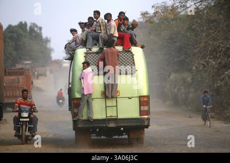 Les passagers assis au-dessus du bus ont utilisé le système de transport local à Jharkhand, Inde, Asie Banque D'Images