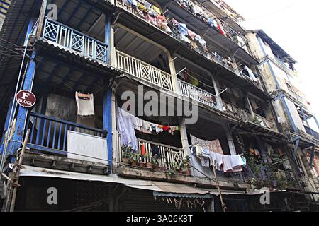 Vieux bâtiment de toit de boue chawl logement urbain de masse, rue Ambe Wadi, Girgaon, Charni Road, Bombay Mumbai, Maharashtra, Inde, Asie Banque D'Images