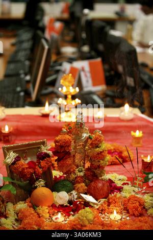Statue en argent de la déesse Lakshmi est conservée pour Lakshmi-puja dans le bureau des courtiers à Bombay maintenant Mumbai, Maharashtra, Inde, Asie Banque D'Images