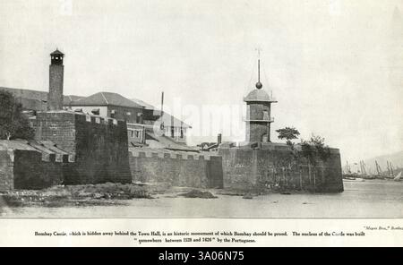 Château de Bombay caché derrière l'Hôtel de ville monument historique construit quelque part entre 1528 et 1626 Portugais, Mumbai, Maharashtra Banque D'Images