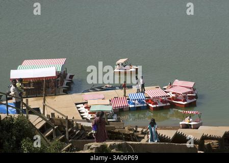 Navigation de plaisance dans la rivière Pykara, district de Nilgiris, Tamil Nadu, Inde, Asie Banque D'Images
