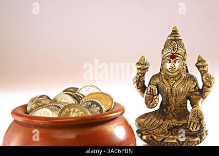 Déesse indienne shree Lakshmi, déesse de la bonne fortune, du lustre et de la richesse, pot avec des pièces de monnaie, Inde, Asie Banque D'Images