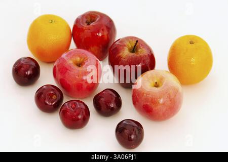 Fruits, pommes, oranges et prunes sur fond blanc, Inde, Asie Banque D'Images