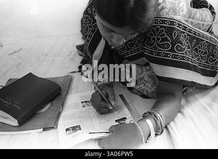 Jeunes femmes essayant d'apprendre l'écriture et la lecture, Chitrakoot, Uttar Pradesh, Inde NO MR Banque D'Images