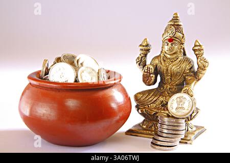 Déesse indienne shree Lakshmi, déesse de la bonne fortune, du lustre et de la richesse, pot avec des pièces de monnaie, Inde, Asie Banque D'Images