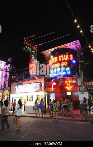 Vie nocturne et néon signes de boîtes de nuit à Walking Street, Pattaya Island, Thaïlande, Asie Banque D'Images