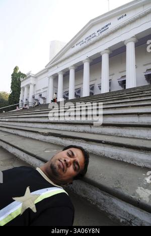 Man on Steps of the Asiatic Society State Central Library Town Hall, Bombay Mumbai, Maharashtra, India NO MR Banque D'Images