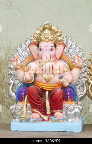Idole du seigneur Ganesh gardée pour la vente, Dieu hindou à tête d'éléphant, festival Ganapati à Lalbaug, Bombay Mumbai Banque D'Images