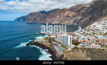 Vue aérienne de Los Gigantes, une station balnéaire située sur la côte ouest de Tenerife dans les îles Canaries, Espagne Banque D'Images