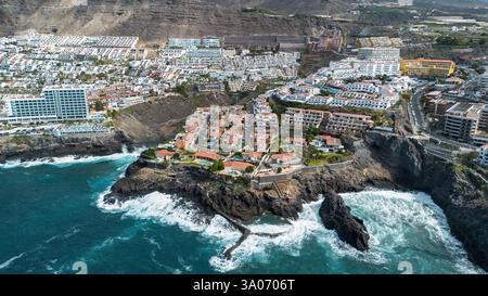 Vue aérienne de villas de luxe à Los Gigantes, une station balnéaire située sur la côte ouest de Tenerife dans les îles Canaries, Espagne Banque D'Images