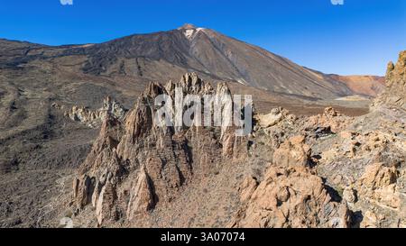 Vue aérienne des Roques de Garcia (rochers de Garcia) devant le sommet du mont Teide, le volcan situé au cœur de Tenerife dans le Canar Banque D'Images