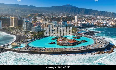 Vue aérienne de Costa Martiánez, un complexe de piscines en bord de mer situé à Puerto de la Cruz sur la côte nord de Tenerife dans les Canaries Banque D'Images