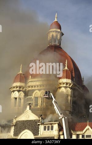 De la fumée émane de l'hôtel Taj Mahal et des pompiers qui ont mis le feu lors de l'attaque terroriste Deccan Mujahideen, Bombay Banque D'Images